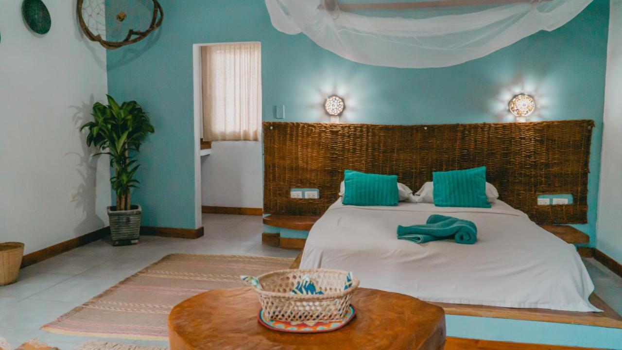 Eden Hotel *